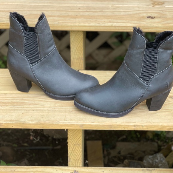 ❤️‍🔥 𝔼𝕞𝕦 𝔸𝕦𝕤𝕥𝕣𝕒𝕝𝕚𝕒 𝕎𝕠𝕞𝕖𝕟'𝕤 𝔹𝕠𝕠𝕥𝕤 ❤️‍🔥 - Picture 2 of 5